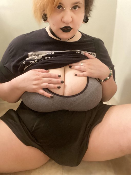 needy goth gf quickie ✨🖤 https://t.co/s8HidQgZt1<a href="/tag/sellingnudes"class="tags"><span>#sellingnudes</span></a>