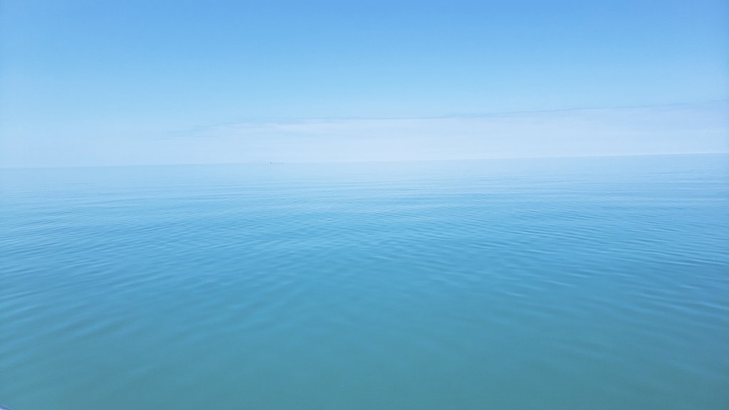 EddieGreatLakes's tweet photo. GREAT LAKES: the balance between the water and three sky is fuzzy https://t.co/HBvLSO6VIg