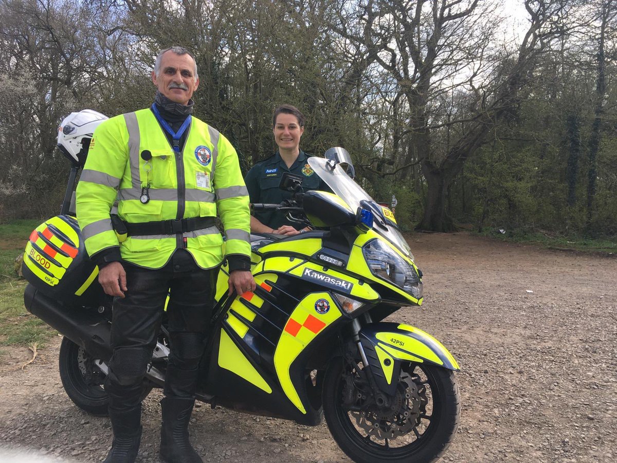DevonBloodBikes's tweet photo. Today one of the @DevonBloodBikes volunteers completed a run to Bridport and Oxford and was also able to catch up with his paramedic daughter @MiniParamedic on the way. Devon Freewheelers is all about family. @MrDanielLavery #thisiswhatwedo #Covid_19  #family https://t.co/gKvyAM64JL