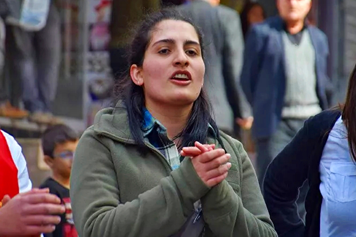 Pressenza_it's tweet photo. Si è spenta Helin, la sua protesta nonviolenta inascoltata #BellaCiao #GovernoTurco #HelinBolek #IbrahimGokcek #Istanbul #MusicaPopolare #ProtestaNonviolenta #RecepTayypErdogan #RegimeErdogan #Yorum https://t.co/QsPQg1oNyy https://t.co/lnhUkcHsG3