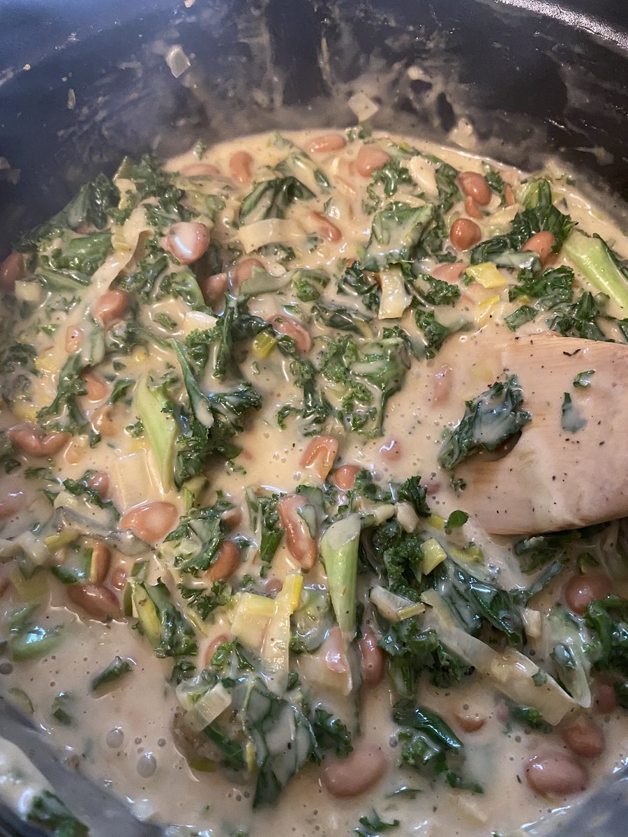 love child of tuscan beans and greens and a southern white gravy. cumin nutmeg and sun dried tomato paste spiced. kale and pinto beans - i would have liked white beans but this is what we had. started with leeks and jalapeño. finished with chive and parm