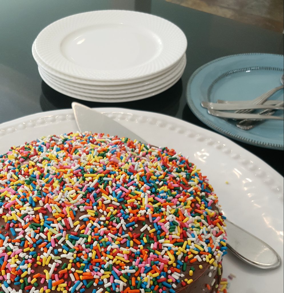 iraimavivast's tweet photo. Aquí cuando cumplen años le preguntan al cliente cómo quiere su torta/pastel y el cumpleañero de hoy quería una torta de cajita Yellow cake con frosting Betty Crocker de chocolate y caramelitos sprinkles. Puro Old school taste o, como lo hace mi mamá. #easyforme https://t.co/tUzPn1s7FQ