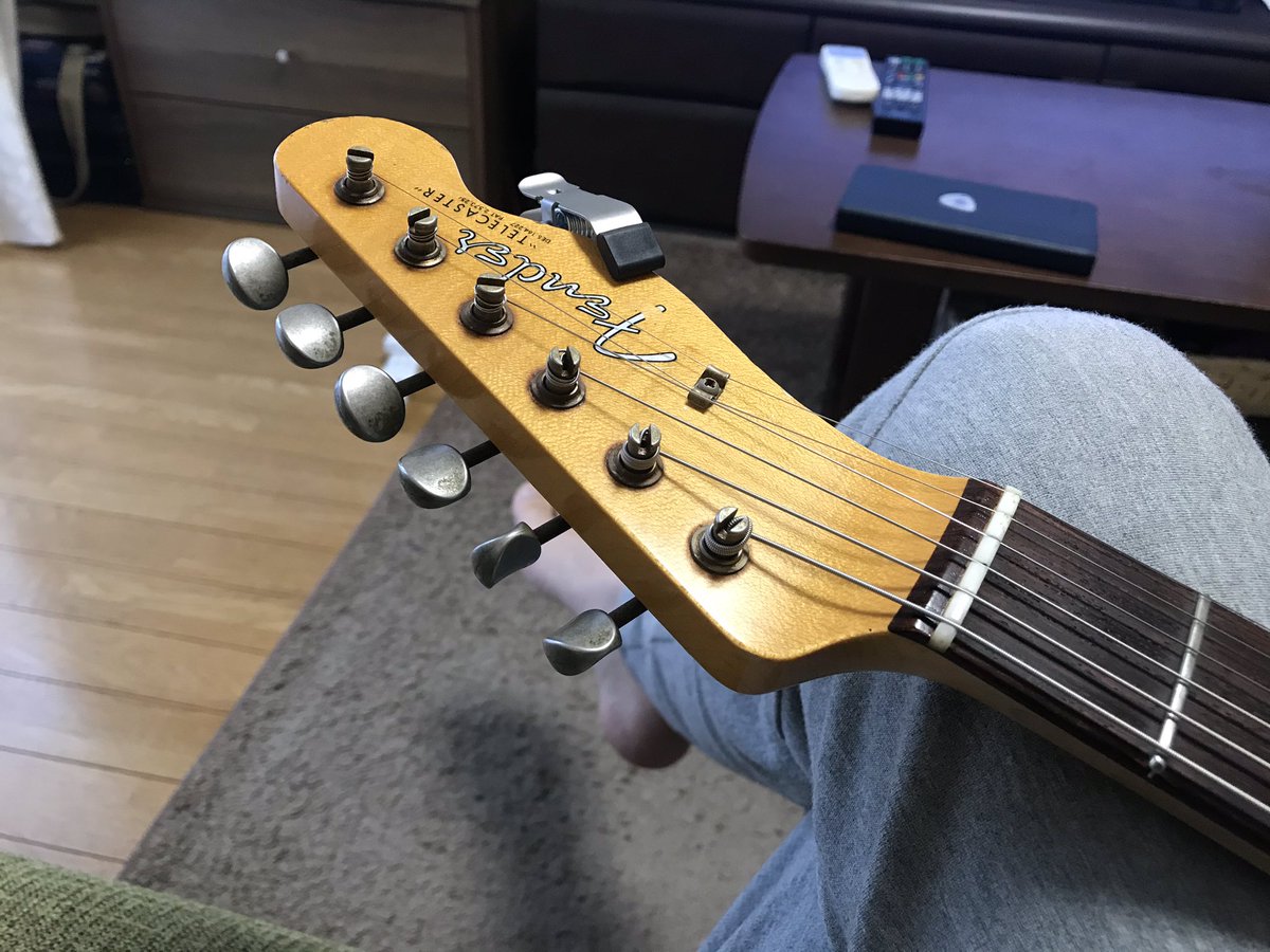 akira_sugar's tweet photo. くそぅ
全然思い通りに弾けないぜ…
フェンダーのロゴ剥げたぜ…
#ギター中級 #fender #telecastar #朝練 https://t.co/3gdp4Ce9UY
