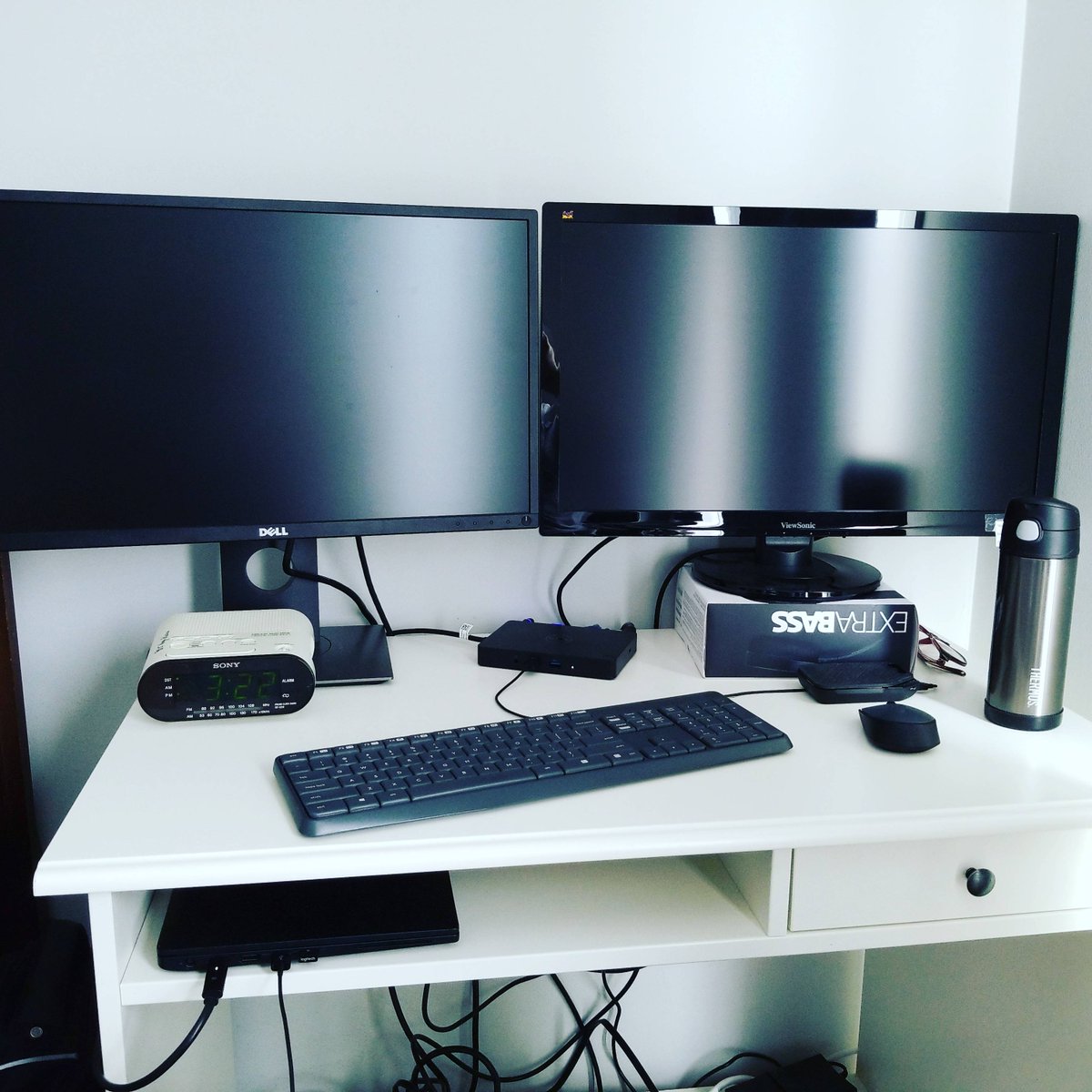 SelkirkSigns's tweet photo. I guess this is the new normal regarding work. This is one of our team member's home setups. How's yours looking?
#workfromhome #newnormal #workingfromhome #selkirksigns #stayhome #staysafe #stayhealthy #signs #localsigns #signinstallers #canadasigns #covid19 #coronavirus https://t.co/WnHDdYsgWf