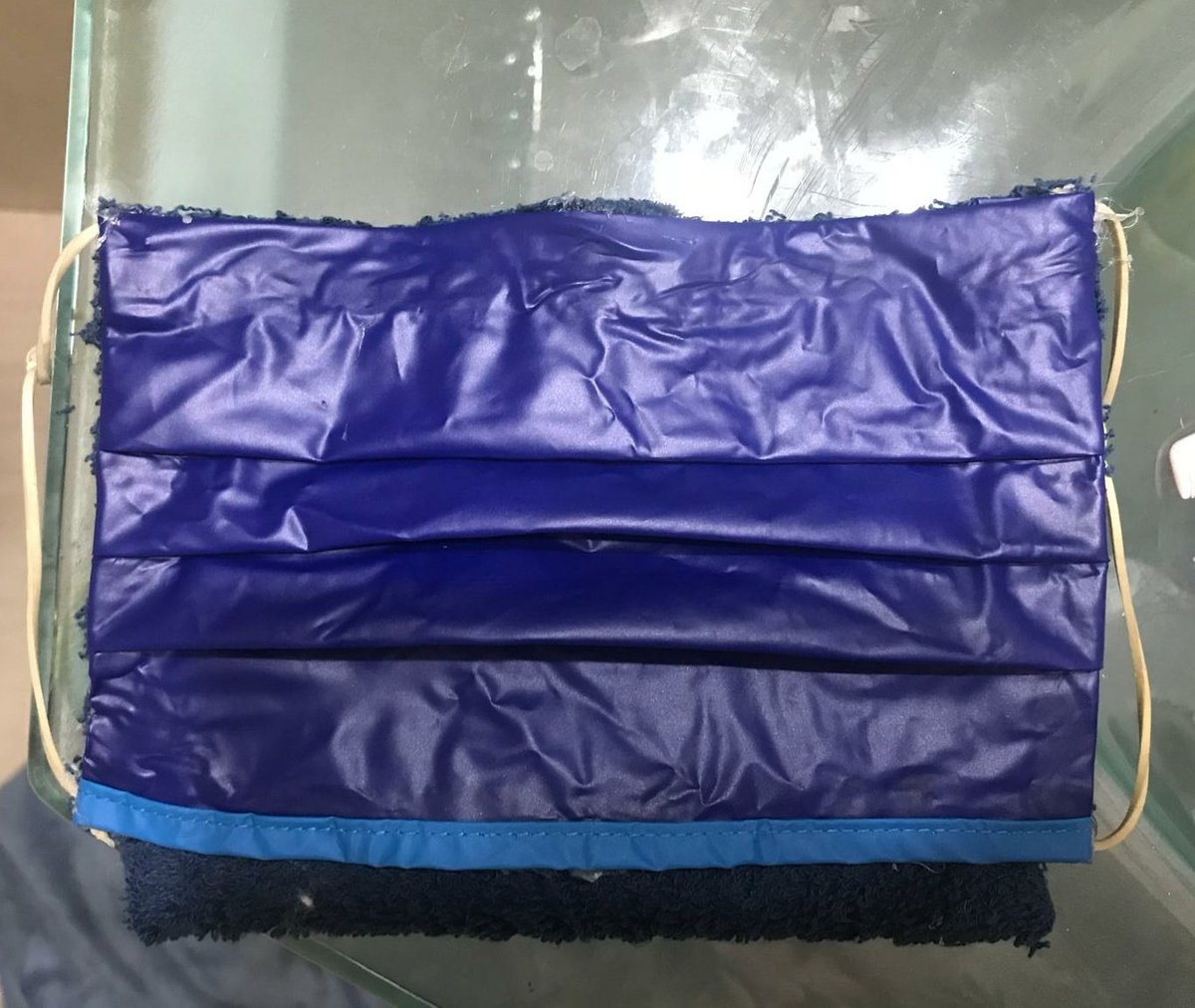 SrContainer's tweet photo. @LaPous_ @anarcobergueda2 A mi hem van passar això, amb un impermeable i un tros de tovallola. https://t.co/B07vje8jP9