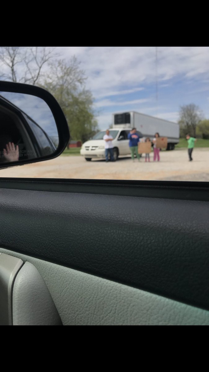 MrsChiddister's tweet photo. @LostRiverElem Beautiful day out for Second Wave Parade! #LRESLions 💙🦁 #OrangeHouse 🧡 https://t.co/lDwKOJBHRs