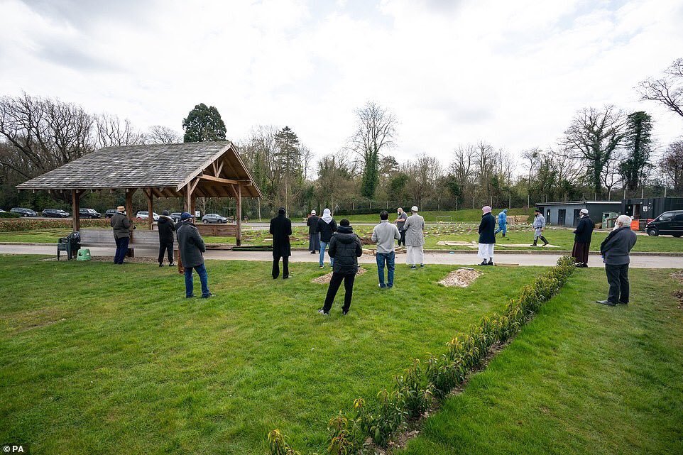 MohammadMohaaa's tweet photo. Ismail's lonely funeral:
Relatives keep two metres apart for social distancing at burial of Britain's youngest coronavirus victim, 13, as mother and six siblings watch online because two have virus symptoms

Ismail's mother and six siblings watched his funeral on a live-stream https://t.co/83dnUOFF0g