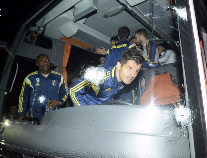 5 sene önce bugün Fenerbahçe'yi öldürmek istediler ve failleri hala bulunamadı. Yaşadıkça hatırlatacağız. #4Nisan2015