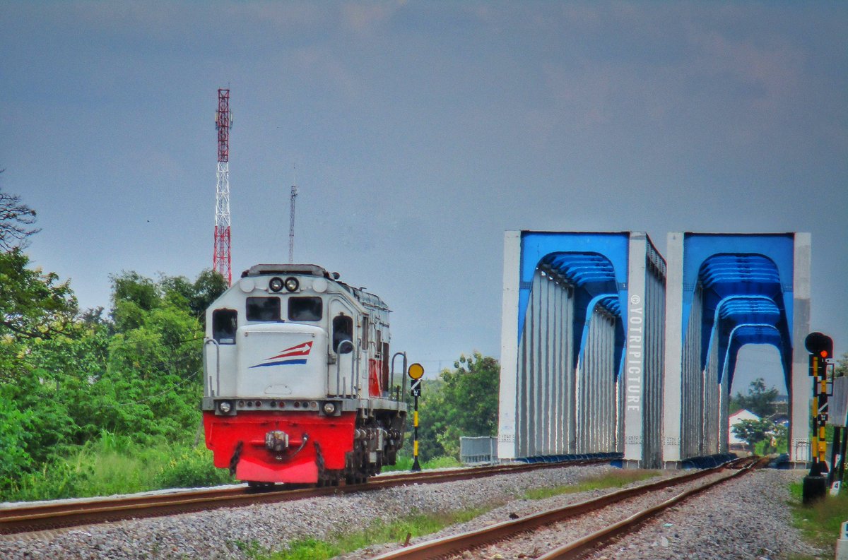 Yitrosuryo_'s tweet photo. Ada yg jomblo nih..
IF : CC 201 78 03 berpulang setelah menghantarkan trainset Jaka Tingkir yg batal perjalanannya ke St.Kemiri guna stabilling https://t.co/DKR0TuTaO7