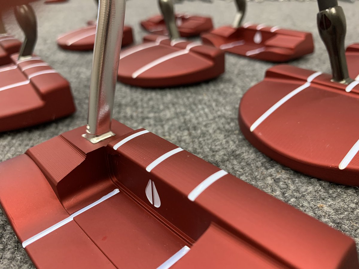 BloodlineGolf's tweet photo. Three sight lines to make sure you are locked in on the target.
Easy to aim from behind and keep square at impact.
#bloodlinegolf #bloodlineputter #bloodlining https://t.co/zSBac9ebK6