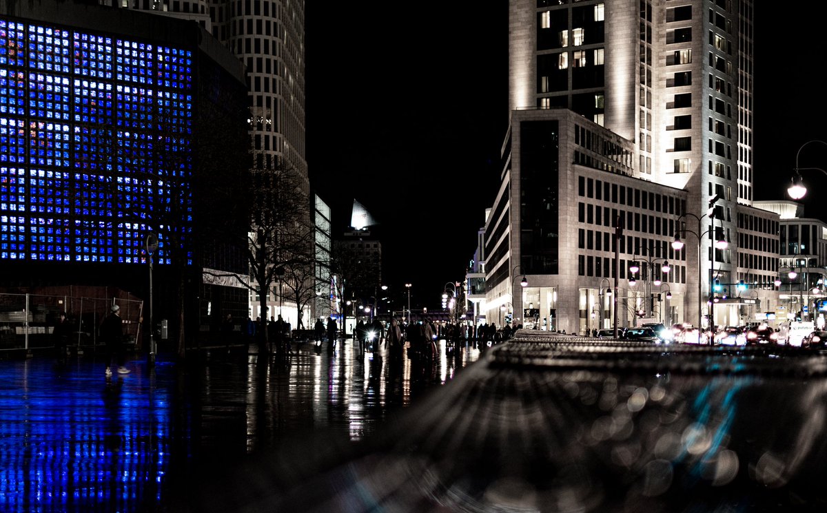 CryxDx2's tweet photo. For those who just can't visit Berlin because of the situation...
I replace my midnight pictures of Life is Strange for a few pictures of Berlin. 
#berlin #germany #visitberlin #photography #art #lights #pictureoftheday #buildings #StayAtHome #wirbleibenzuhause #lightsofberlin https://t.co/cNxLeXaXQO