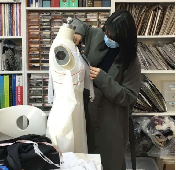 Apparel_Network's tweet photo. China's fashion designers and production facilities are slowly returning to work.   What can US designers learn from them?  
https://t.co/oprteeBscM
#FashionDesigners #Manufacturing #GarmentProduction #Fashion #COVID19 #COVID19China #ApparelDesignersNetwork #coronavirus https://t.co/rC1QFotzPK
