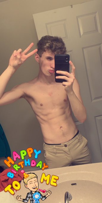 It&rsquo;s my birthday whoresssss even though I&rsquo;m not able to much thanks to Rona it&rsquo;s still been a good day<a href="/tag/helixbeachbums"class="tags"><span>#helixbeachbums</span></a>