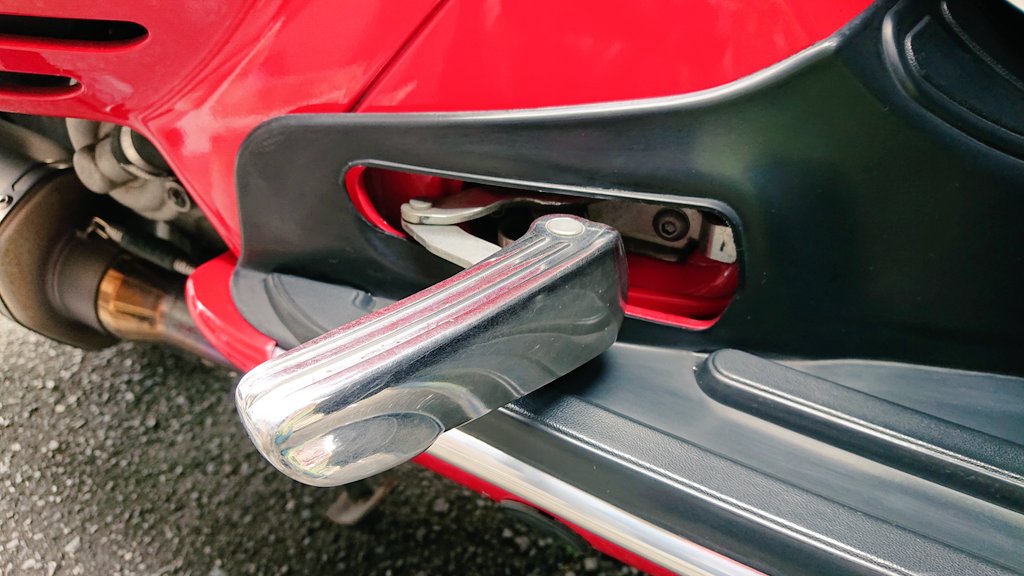 antique_cube's tweet photo. GTS、ステップの交換♪(´―`)
あこがれのZelioni♪
アルミの削り出しがカッコいい!
#Vespa
#Zelioni https://t.co/5zxVU7v3I0