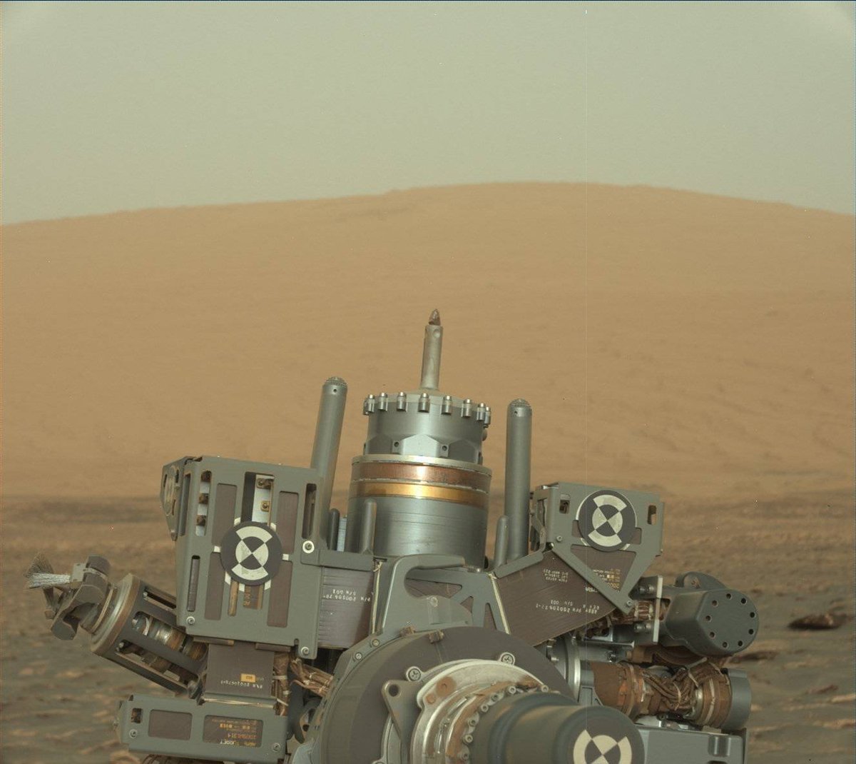 exploreplanets's tweet photo. Alien hardware on Mars: The Curiosity rover's drill feed. https://t.co/vWuYcsLv2O (NASA / JPL / MSSS) #InSpaceTogether https://t.co/RYk5FnFteH