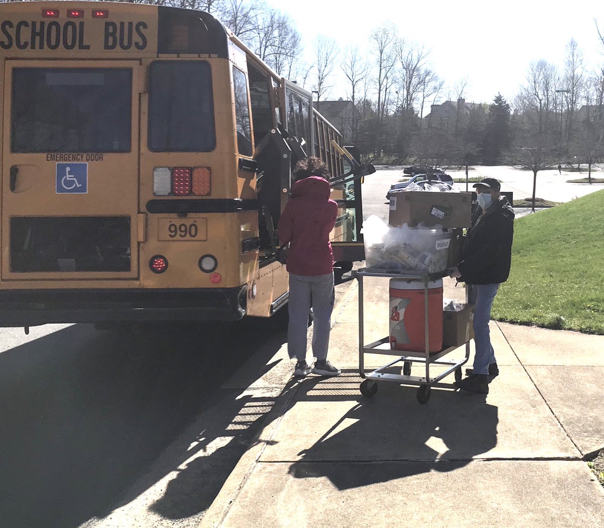 ewilliams65's tweet photo. Saw these and other heros in action when I stopped by four schools to thank School Nutrition workers &amp; bus drivers for meal service during closure ⁦@GuilfordEle⁩ ⁦@SterlingMiddle1⁩ ⁦@Park_View_HS⁩ ⁦@PFannouncements⁩ https://t.co/1Cn9bmw4VF