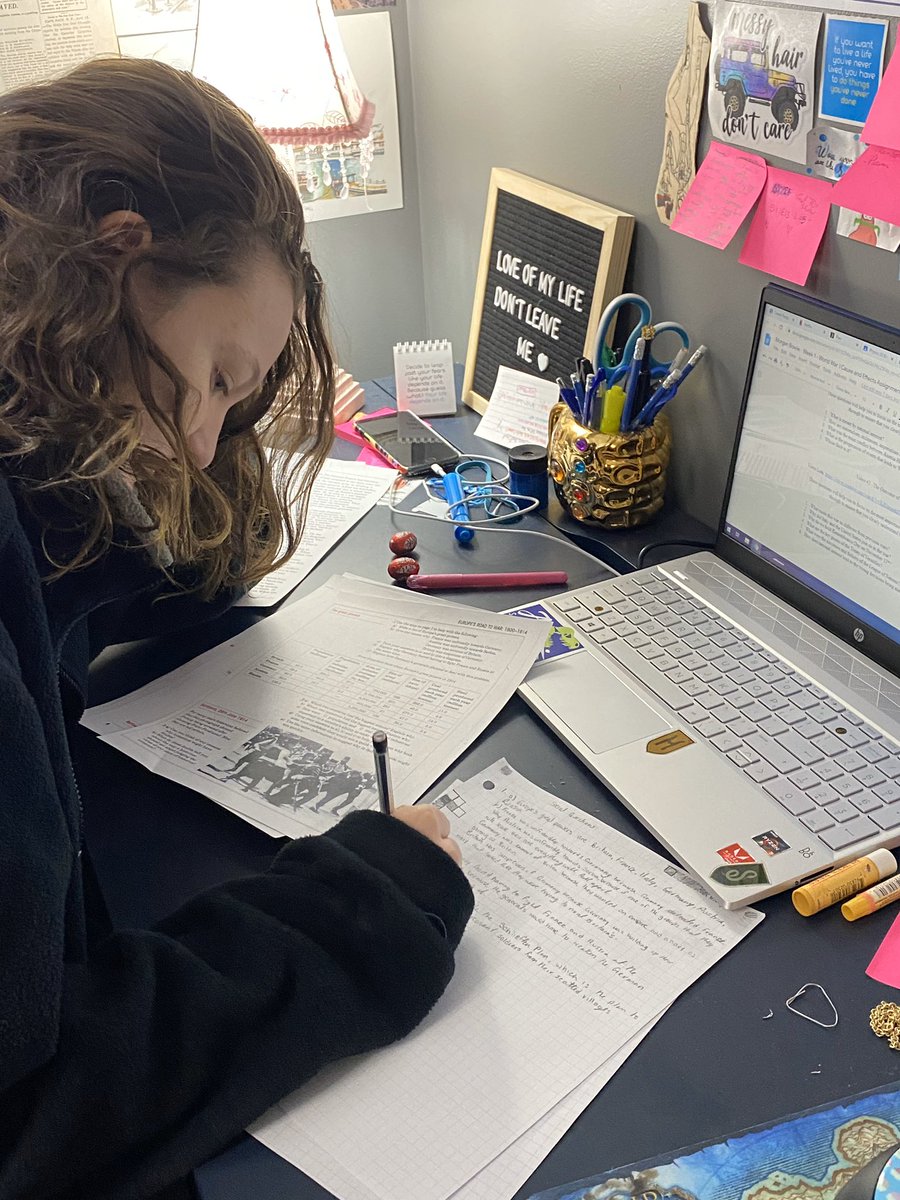 cynthia_shelley's tweet image. Morgan is working with and without technology at home. She has created a work environment that is flexible and works for her 🎯@WWhighschool @AdrianaLaGrange @FMPSD @ABSchoolCouncil @CASSalberta @JTurner_RPsych #FMPSDWorkingAtHome #WW❤️ #FMPSDParentAppreciation #ABLearningAtHome