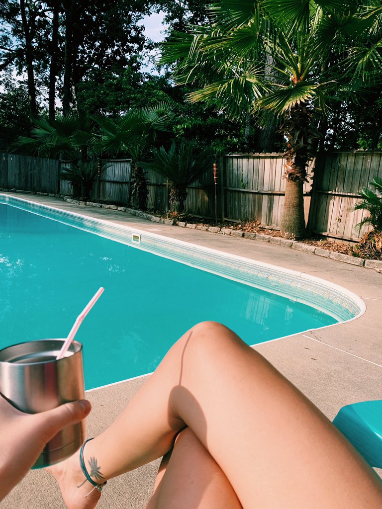 Jenn_160's tweet photo. Essential and quarantined at the same time is nice🌴 https://t.co/cEDpHPtSsC