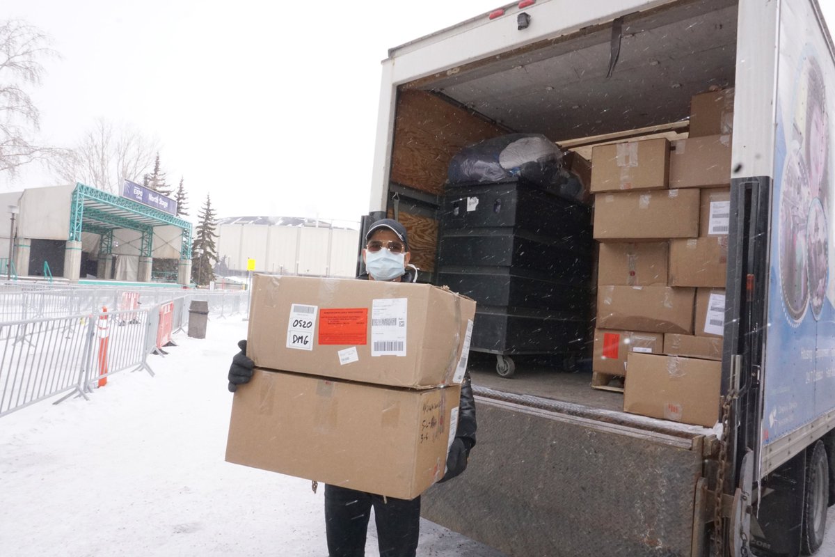 myunitedway's tweet photo. As part of our rapid response to COVID-19, we partnered with @bissellcentre to donate winter wear from our Coats for Kids &amp; Families drive and clothing from @eddiebauer to those in need at @yegexpocentre.
Together we can keep our community strong. #yeg #AlbertaCares #locallove https://t.co/dtKd3DCJ87