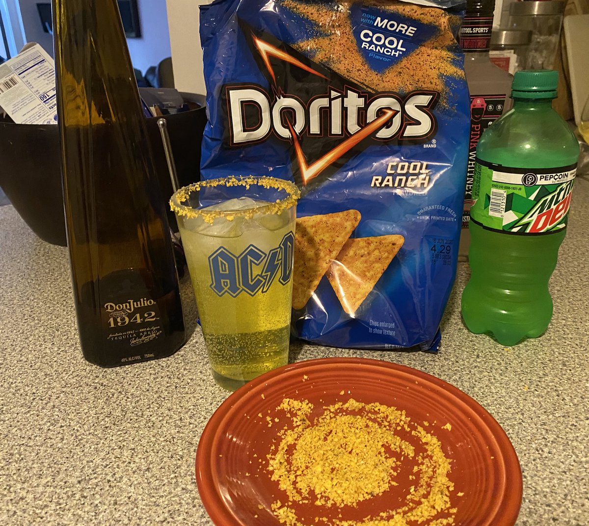 PFTCommenter's tweet image. Friday nite pints with the perfect margarita