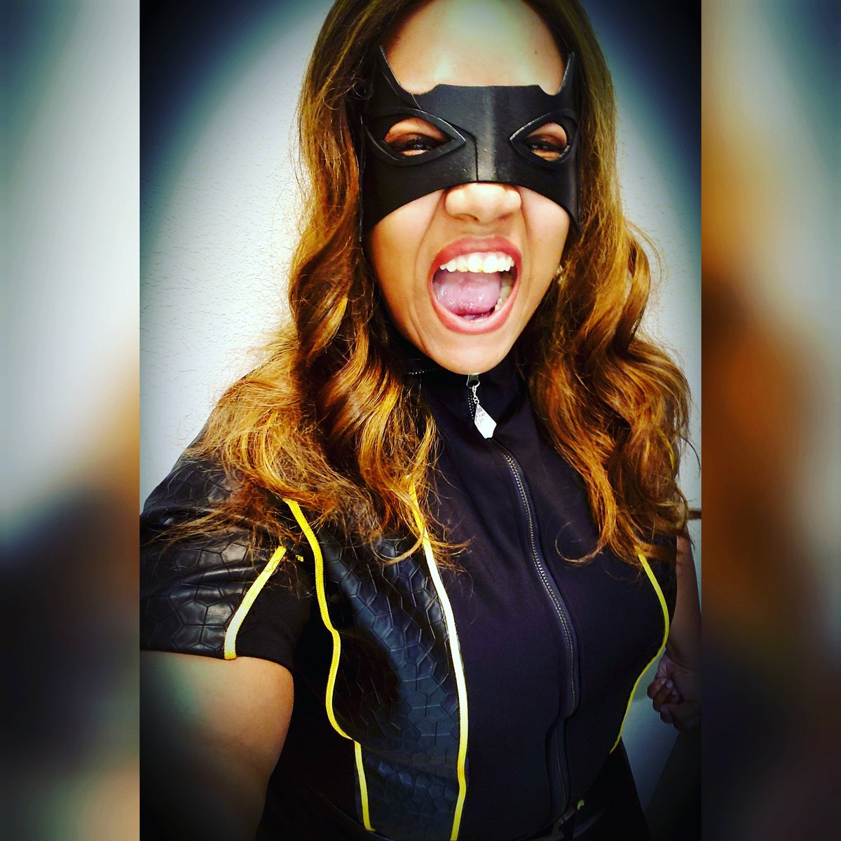 LadyJ_DNA's tweet photo. How many of my fellow canaries practiced the #canarycry before heading out to the con? My practice shot before #c2e2 Calling all canaries show me your cry!
#blackcanary #blackcanarycosplay #blackcanaryarrow #dianahdrake #dianahdrakecosplay #ladyjcosplay #arrowtv #arrowtvcosplay https://t.co/4YKdLoZlUa