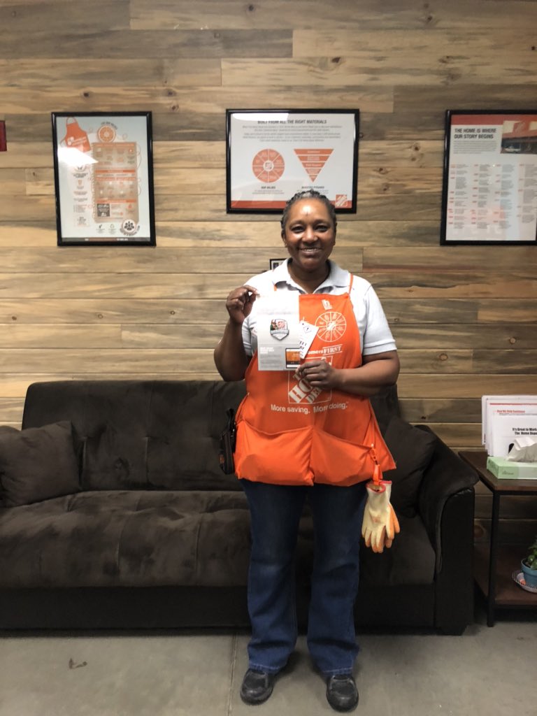 gossett_rosa's tweet photo. Handed out some recognition for Marie Who got her Platinum milestone and Adriana with Gold🎉🎉 Congratulations Ladies👏🏼👏🏼 #team1302 #celebrate https://t.co/cSG5HWImDZ