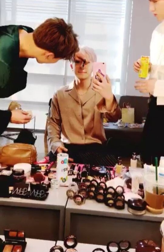 • O shownu já participou do lipstick prince, um programa de variedade onde idols masculinos aprendem tudo sobre maquiagem. SN não só aprendeu como usa às técnicas até hoje.