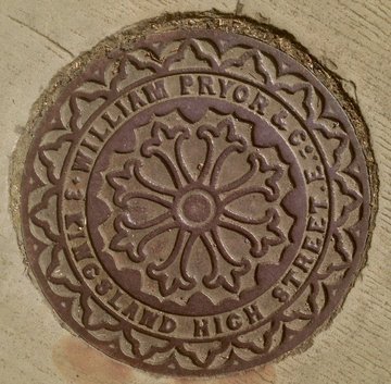 BeardyHowse's tweet photo. @runningscott59 @CoversUnderfoot @soshanau @IronCovers @DrainSquirrel @DrainGazing @DrainSpotting Yes, a version of the doyley pattern. But who originated it? Here #opercula Nos 1209, 522, 1140 and 973. https://t.co/trtqZF8prk