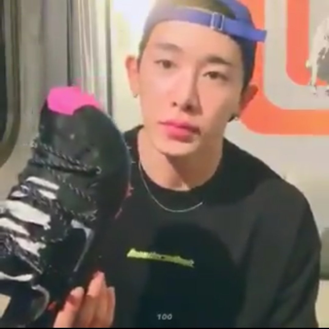 • Em uma live o WH falou que comprou um tênis feminino da Nike. Ele disse que no catálogo masculino ou o tênis era grande demais ou pequeno, por isso ele comprou o feminino. Em outra live o Min, junto com changkyun, comentou que a calça que usava era da linha feminina da Nike.