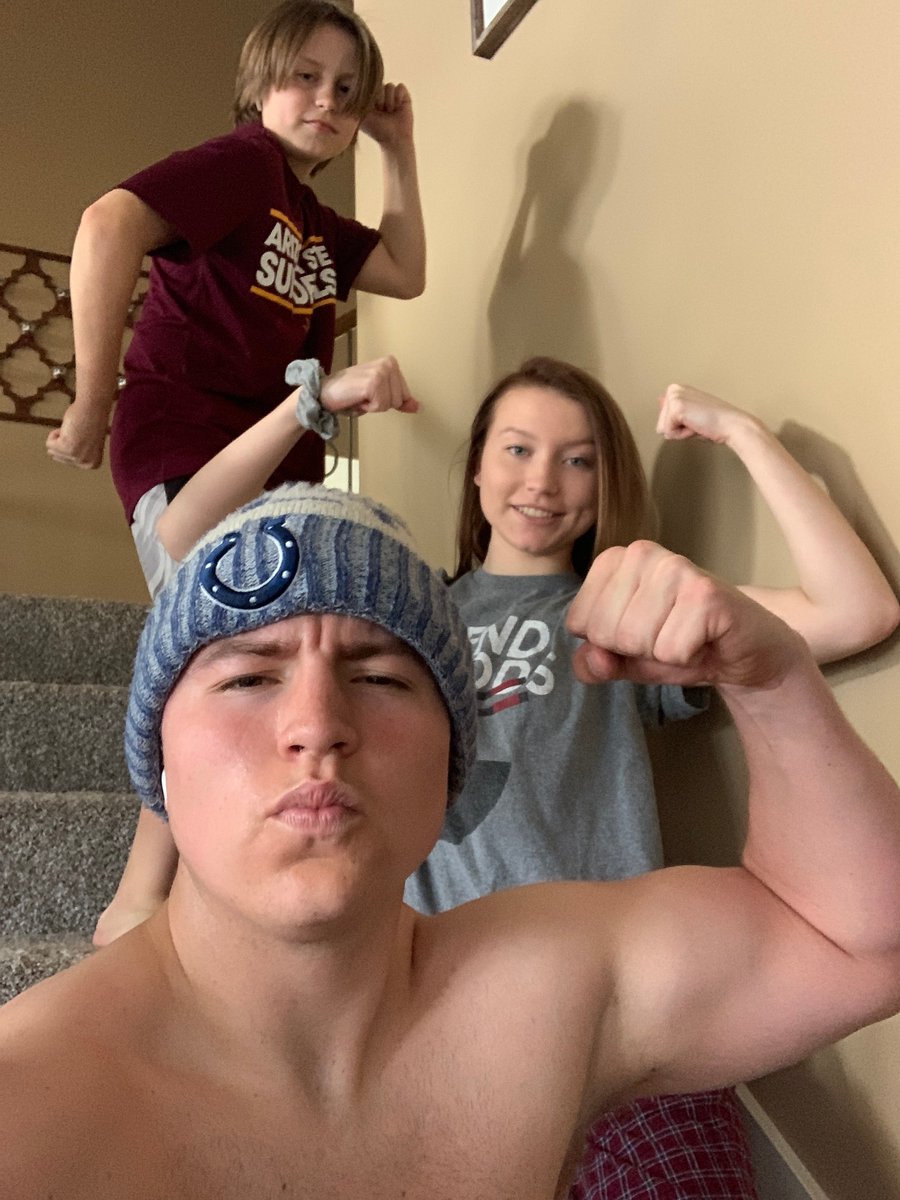 Badger_Strength's tweet photo. Okay, we lied, we had to share this one!
#FamilyFriday/#FlexFriday
@Badger_FB @BennBaseball @Badger__Power https://t.co/rShotPdlQF