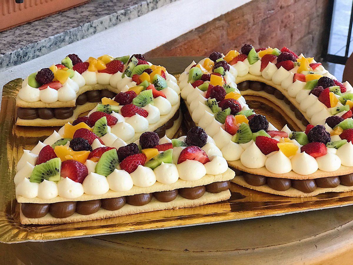 lauchaponce's tweet photo. Bueno chiques, otra vez les voy a pedir su apoyo por acá. Les pido un rt simplemente para llegar a las personas, me ayudarían muchísimo. Estas son algunas de las tortas que hago, cada vez amo más mi trabajo y lo disfruto muchisimo💕 mi Instagram: lautaro.pasteleria https://t.co/XgM8FxPgBR
