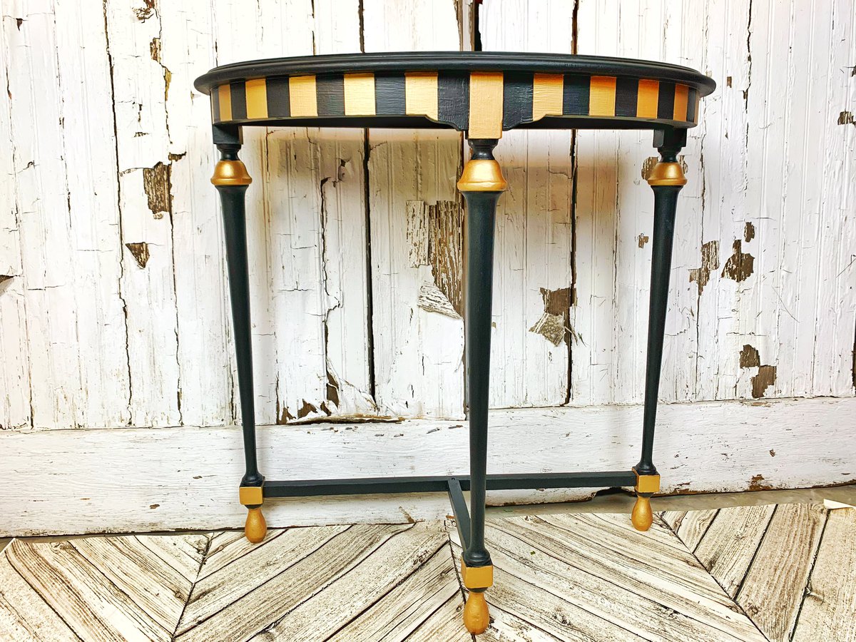 paintedswallow's tweet photo. New table!! For my mama 🖤💋 https://t.co/ogCrQsDXnL