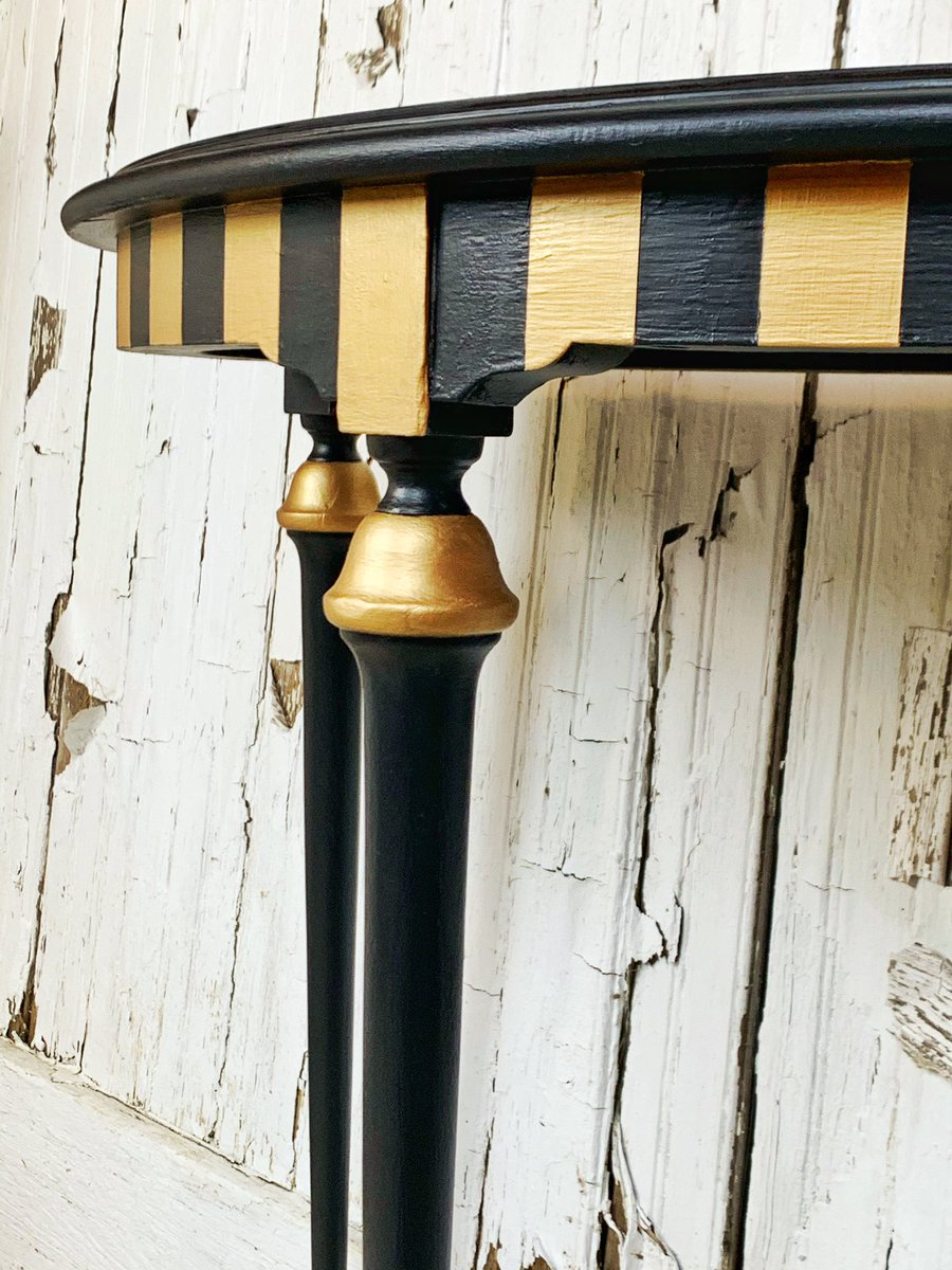 paintedswallow's tweet photo. New table!! For my mama 🖤💋 https://t.co/ogCrQsDXnL