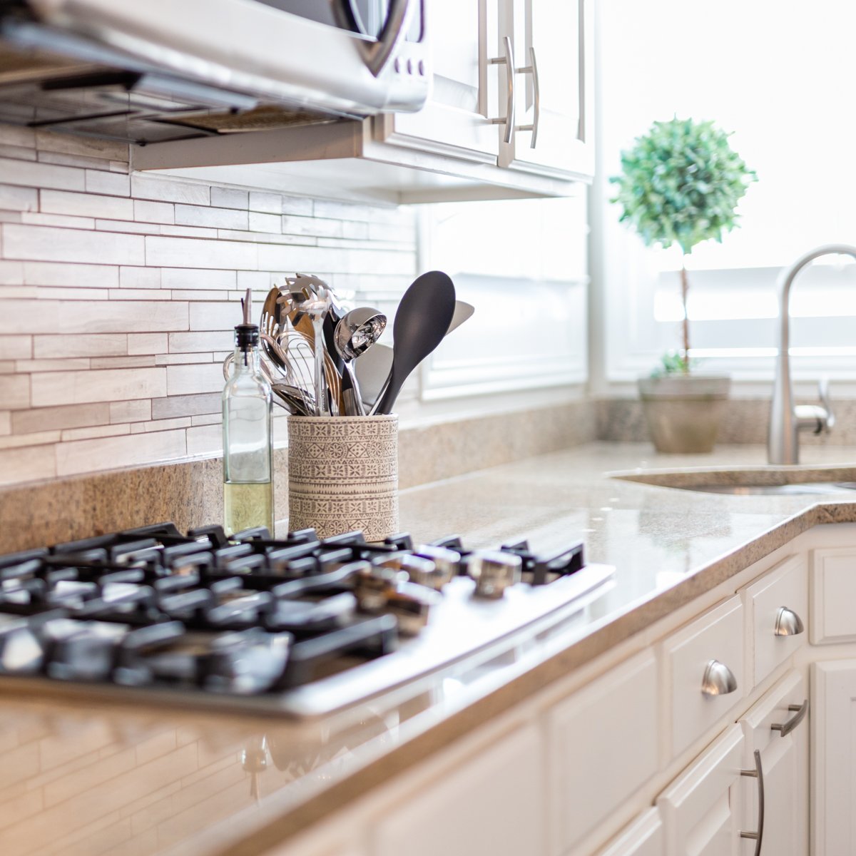 Utah_Sold_Team's tweet photo. Put that kitchen to work! There's never been a better time to get creative and try out new recipes. What fun meals have you discovered recently? https://t.co/K8UfcgvrAb
