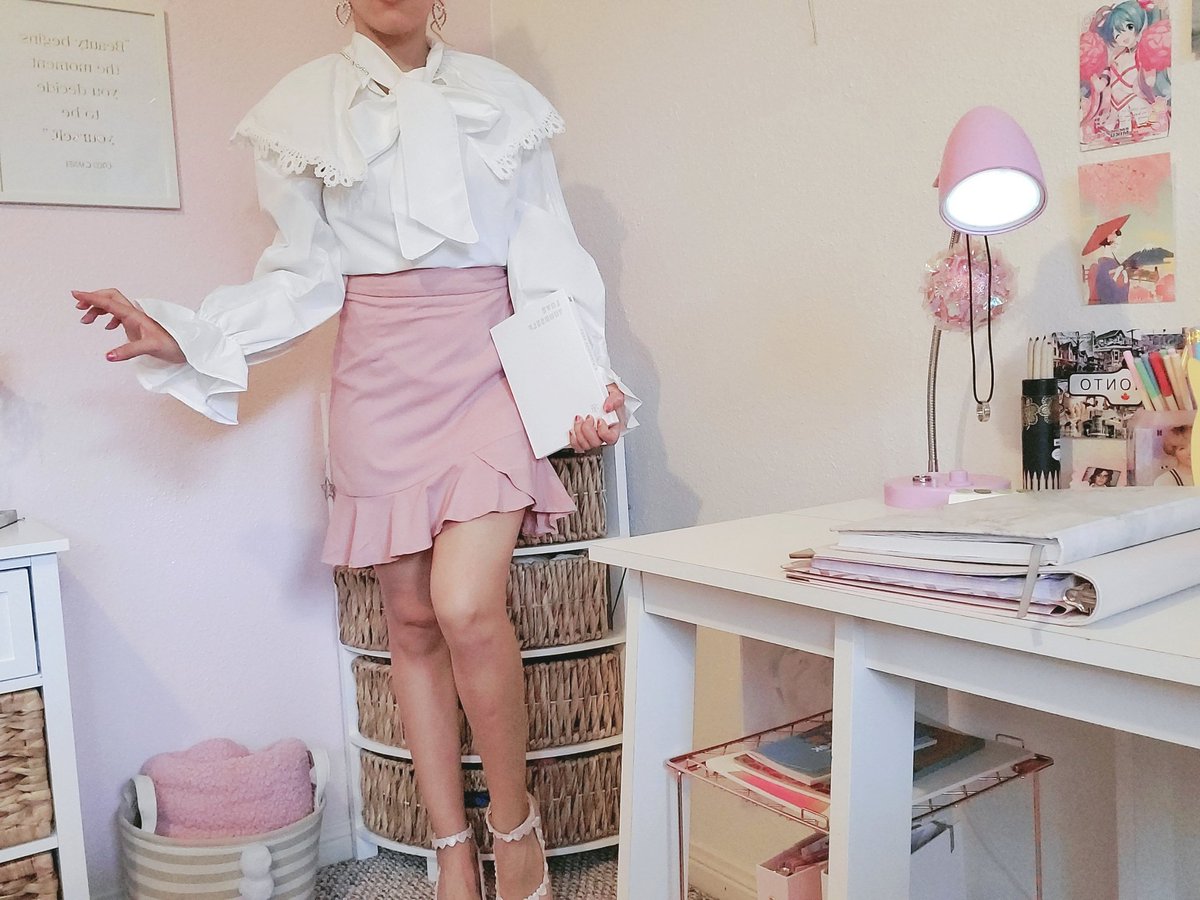 leysamaid's tweet photo. I choose my favorites 💕#kpopalbums #kpopoutfits https://t.co/W0sbPXQCYr