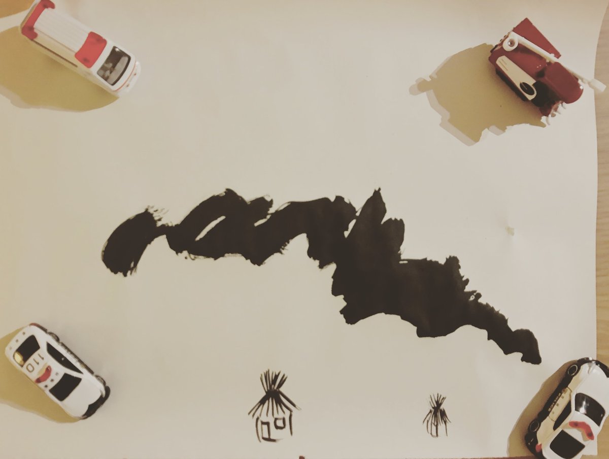 🇬🇧 Collaboration with a three-year old kid. He says this is a mountain and I drew houses. One for him and a small one for his friend. 
🇯🇵 3歳児とのコラボ。彼が墨絵の山を描き、私が家。一軒は彼ので、小さいのはお友達のなんだそう。
#quarantinewithkids, #sosekido