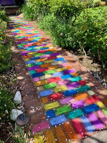 Neighborhood walking: Bright and cheerful walkway on Corinne Dr. inmenlo.com/2020/04/03/nei…
