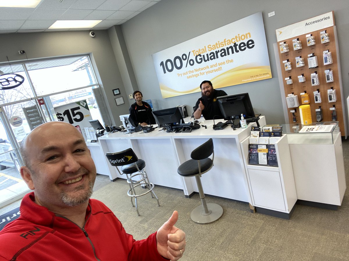 MarkThryvBA's tweet photo. #HappyFriday, y’all, from my favorite store in #Joliet!  Absolutely love the #sacrifice these guys have made to the community, with #WorldClass #CustomerExperience being the #1 priority.  Stop by and get the #BestValueinWireless and #StayConnected! #ThankYou https://t.co/Lei5gm60UJ