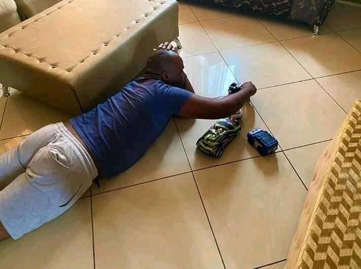 nigerwatch2's tweet photo. When stay at home goes wrong #FirstBankSalutes https://t.co/PhVHfpl8KJ