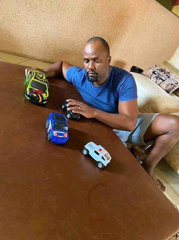 nigerwatch2's tweet photo. When stay at home goes wrong #FirstBankSalutes https://t.co/PhVHfpl8KJ