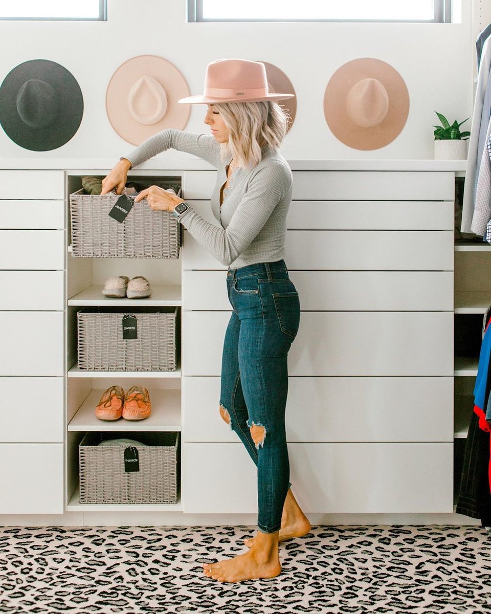We'll be sharing some #QuarantineTips

Tip #1: Find something you can control

How? Organize something! These small actions can help us feel a bit more centered.

📷 <a href="/kailee_wright/">Kailee Wright</a>

#tonic #tonicproducts #livetonic #socialdistancing #control #balance #organized #satisfying