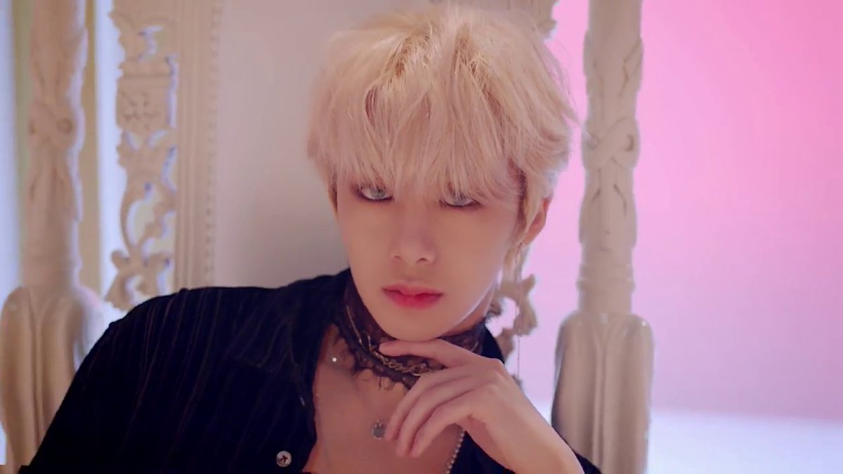 • Hyungwon com a marca registrada dele: chocker 