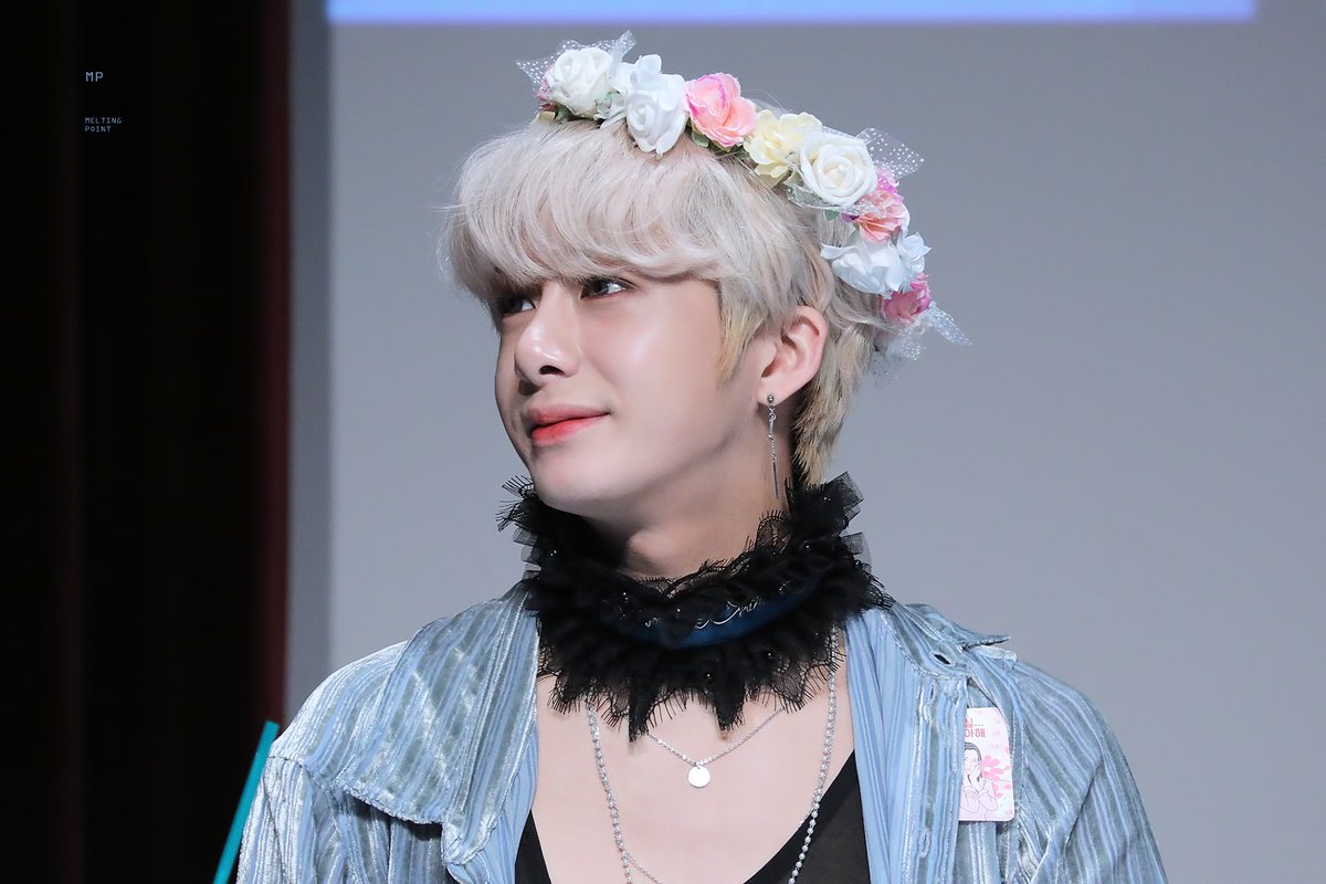 • Hyungwon com a marca registrada dele: chocker 