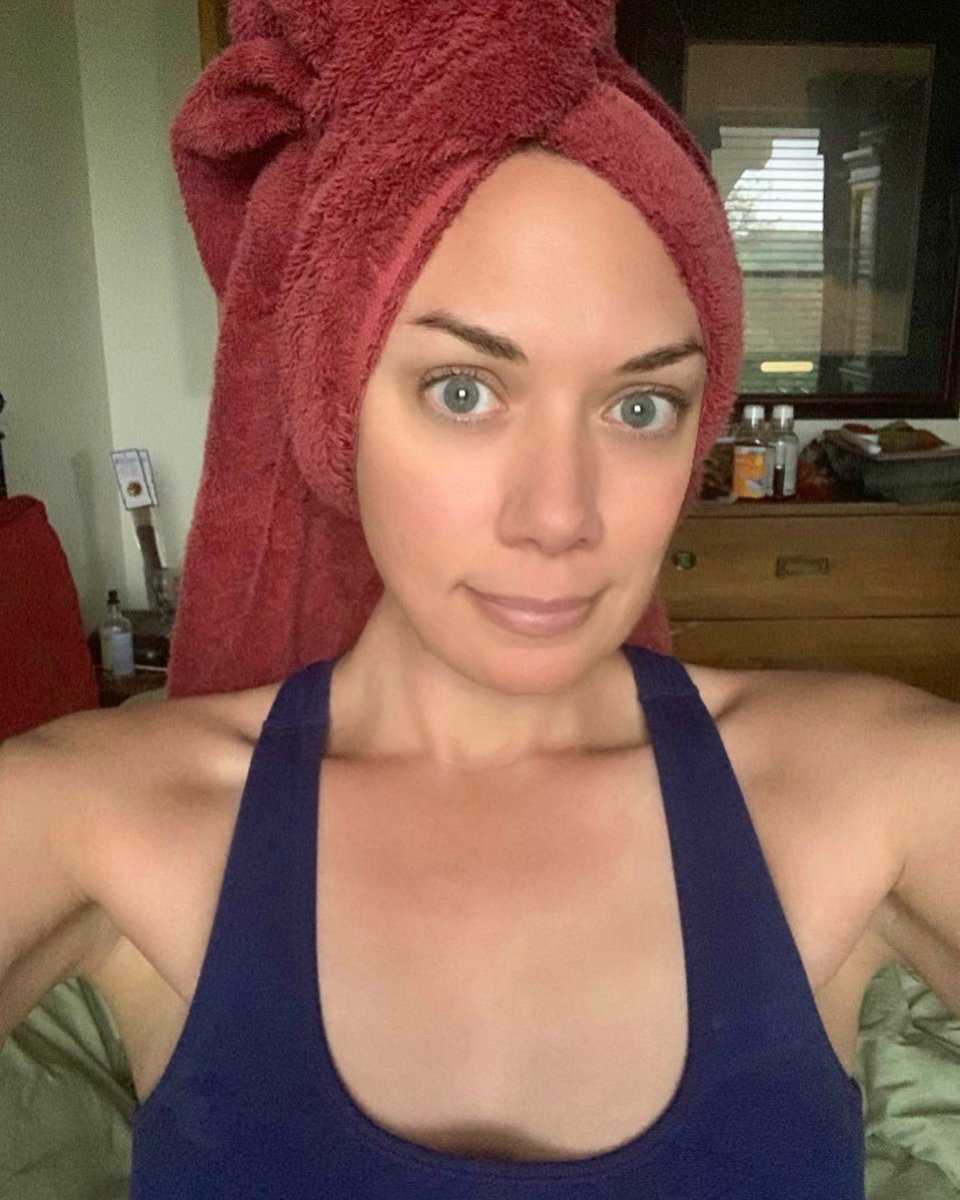TheSiouxzy's tweet photo. Today marks 3 weeks of self quarantining and no makeup. I “celebrated” by a post yoga girly hair treatment and facial mask. Mask complete. Hair complete (#RootWatch2020). Time for wine. 🧖🏼♀️🍷👽 https://t.co/tiUPKosI2y