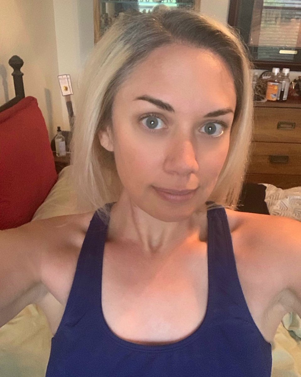 TheSiouxzy's tweet photo. Today marks 3 weeks of self quarantining and no makeup. I “celebrated” by a post yoga girly hair treatment and facial mask. Mask complete. Hair complete (#RootWatch2020). Time for wine. 🧖🏼♀️🍷👽 https://t.co/tiUPKosI2y