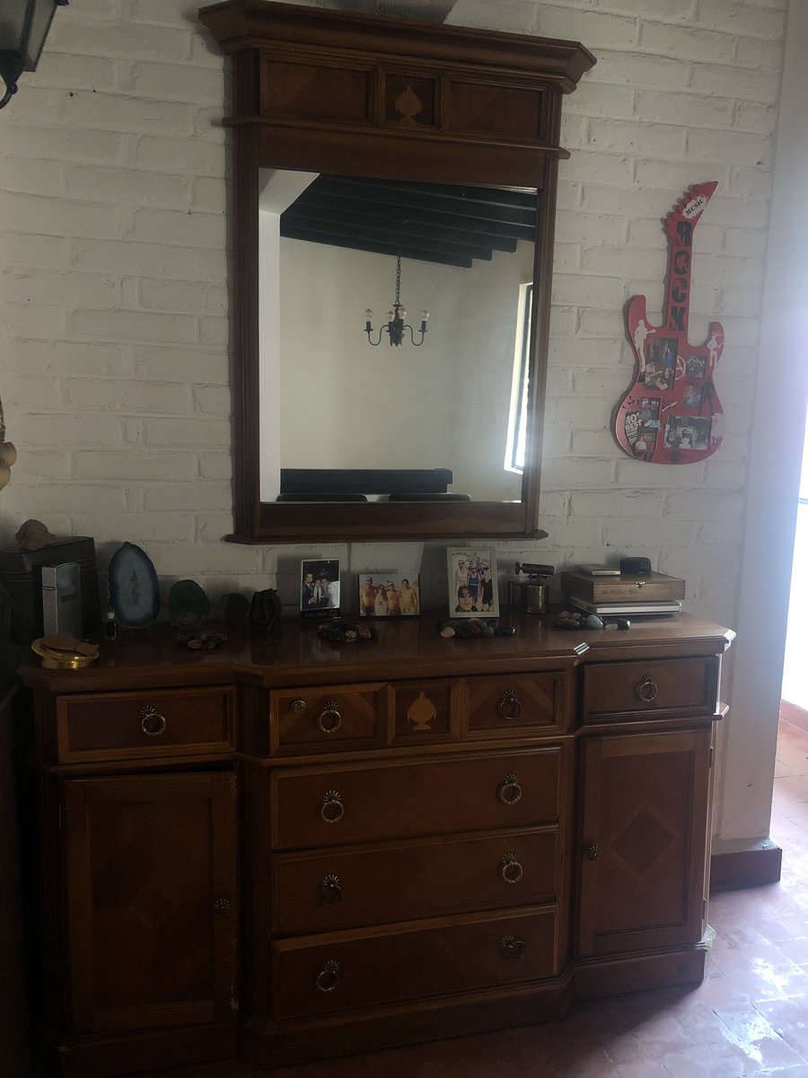 kimopali's tweet image. SE VENDE
Por mudanza y en calidad de urgente. Recámara de nogal de 7 piezas. Colchón Sealy (3 años de uso), base, cabecera, burós, cajonera y espejo.
$10,000
RT de favorcito pa’ superar la crisis.