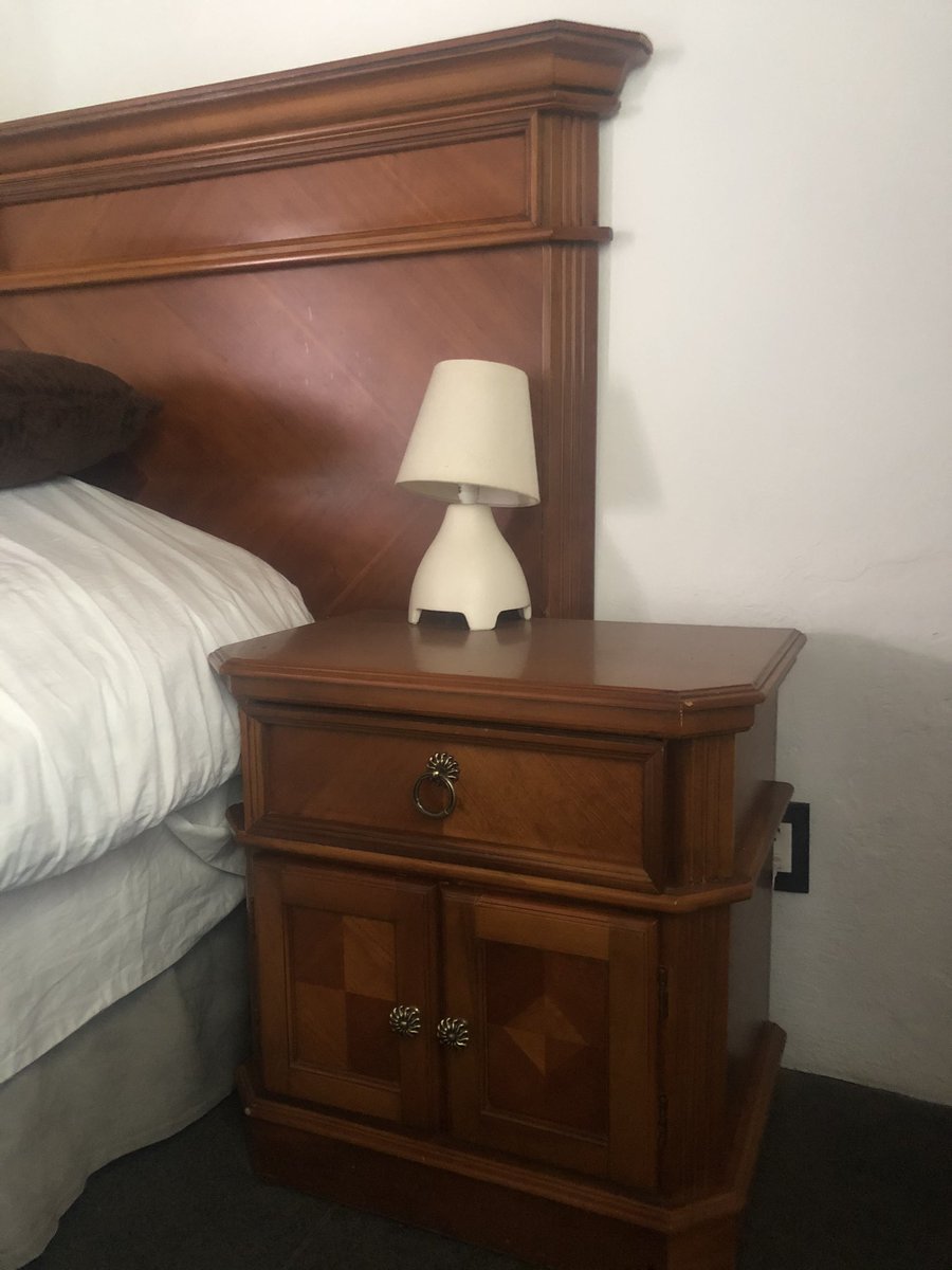 kimopali's tweet image. SE VENDE
Por mudanza y en calidad de urgente. Recámara de nogal de 7 piezas. Colchón Sealy (3 años de uso), base, cabecera, burós, cajonera y espejo.
$10,000
RT de favorcito pa’ superar la crisis.