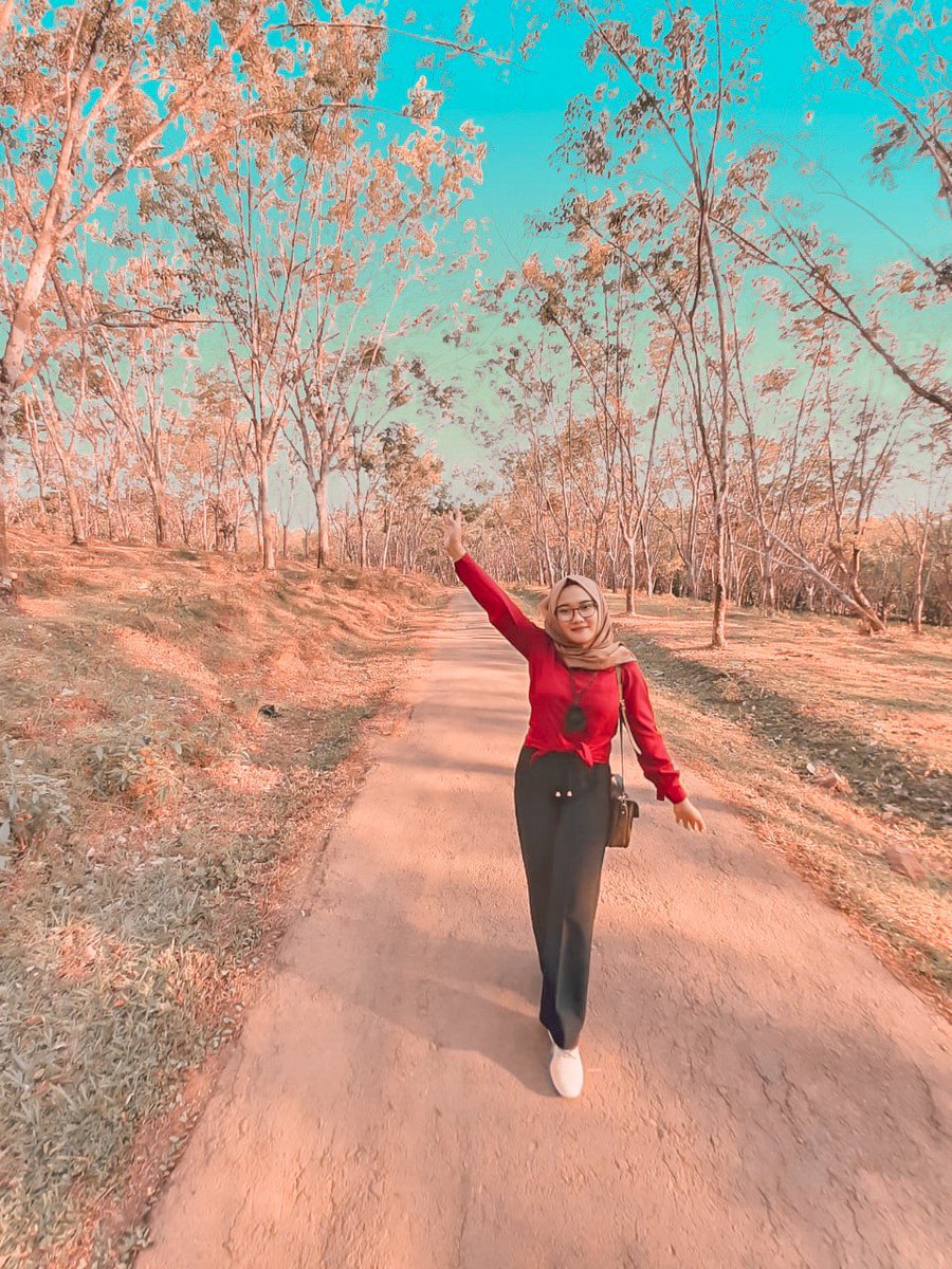 AprillDevi's tweet photo. "Aku chatingan nya cuma sama kamu aja kok " #halahbacot https://t.co/SHKhQfGW4m