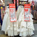 恒例のウエディングドレス100円売り・凄すぎる!!!