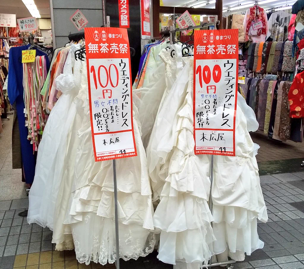 恒例のウエディングドレス100円売り・凄すぎる！！！！！